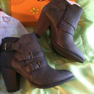 NWT brown ankle boots